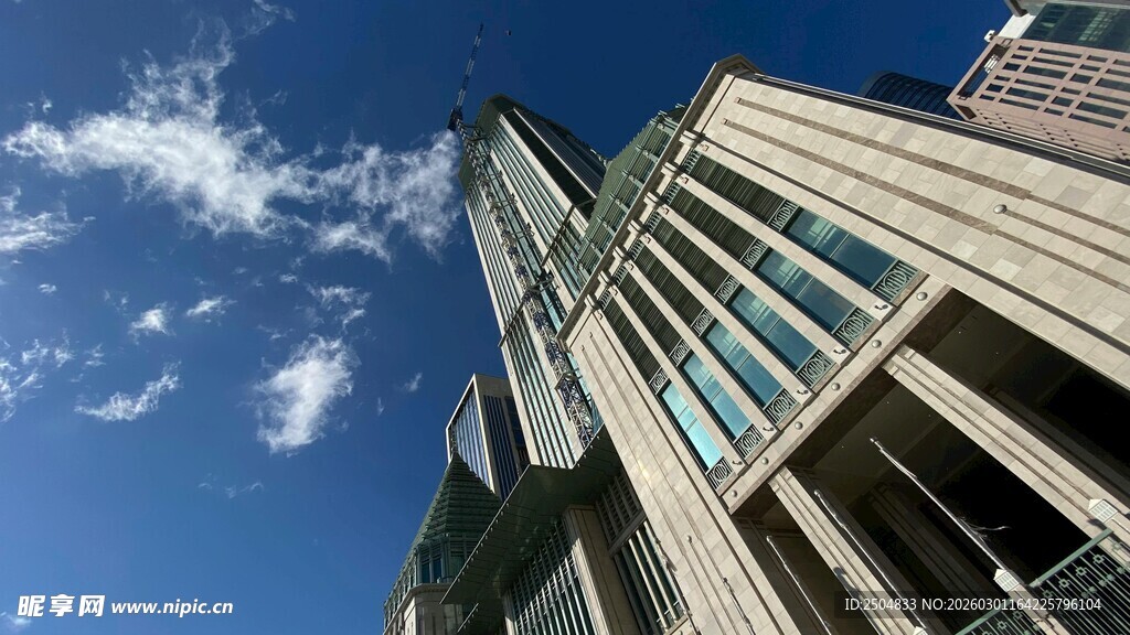 现代建筑仰拍蓝天白云景象