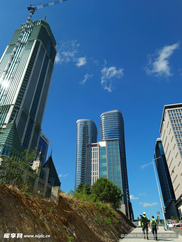 都市高楼与蓝天景致