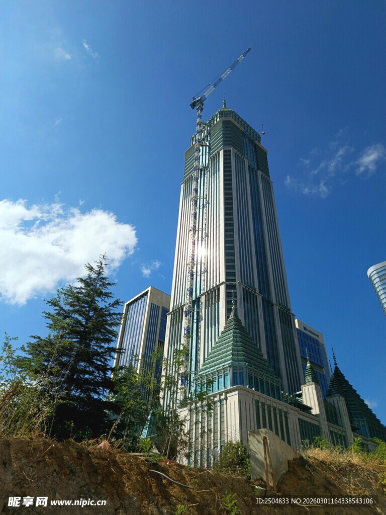 高耸入云的现代化摩天大楼