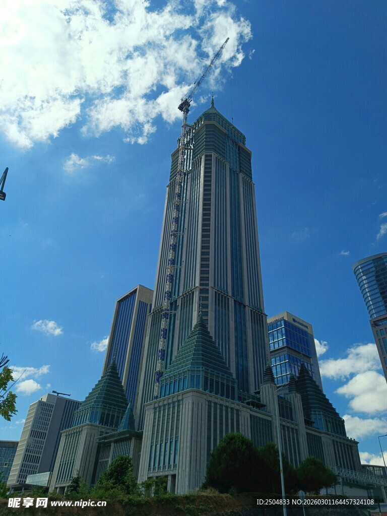 高耸入云的现代摩天大楼