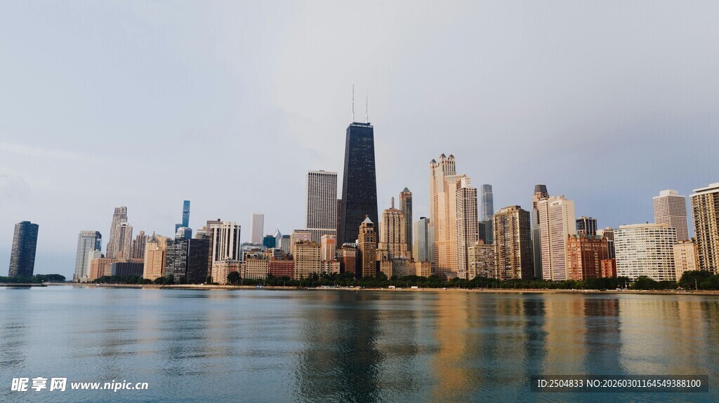 城市天际线映照平静水面