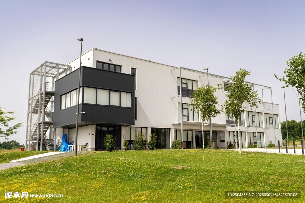 现代风格的多层白色建筑