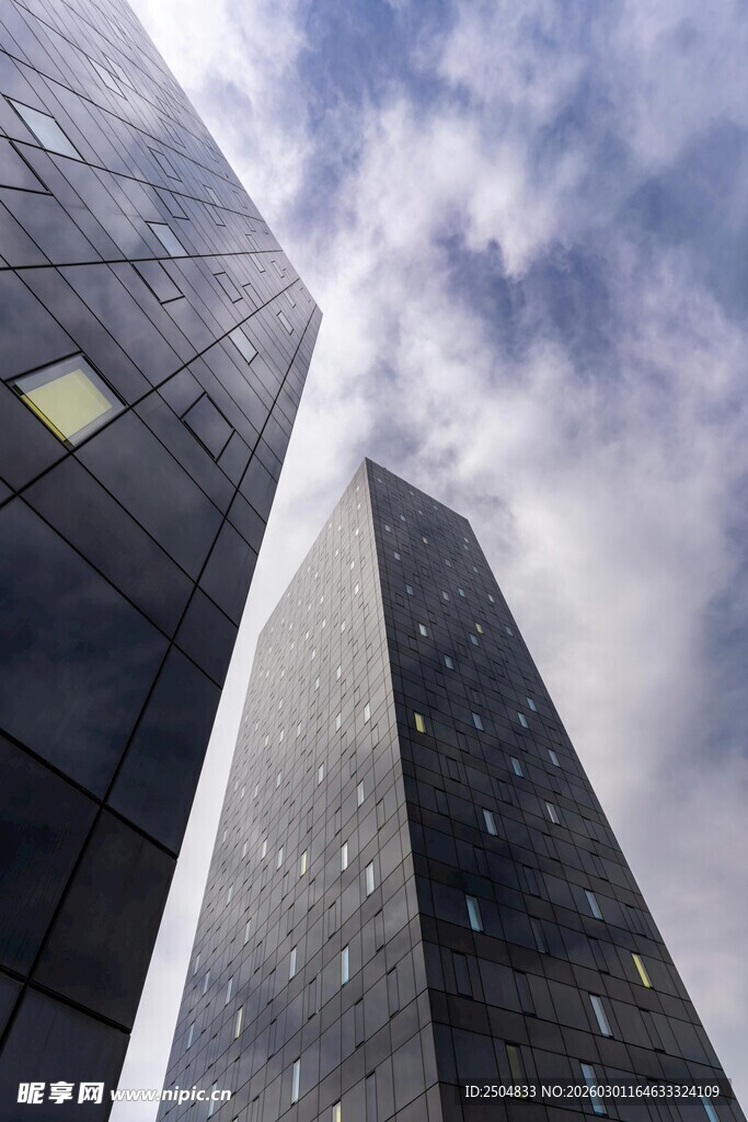 摩天大楼仰视图