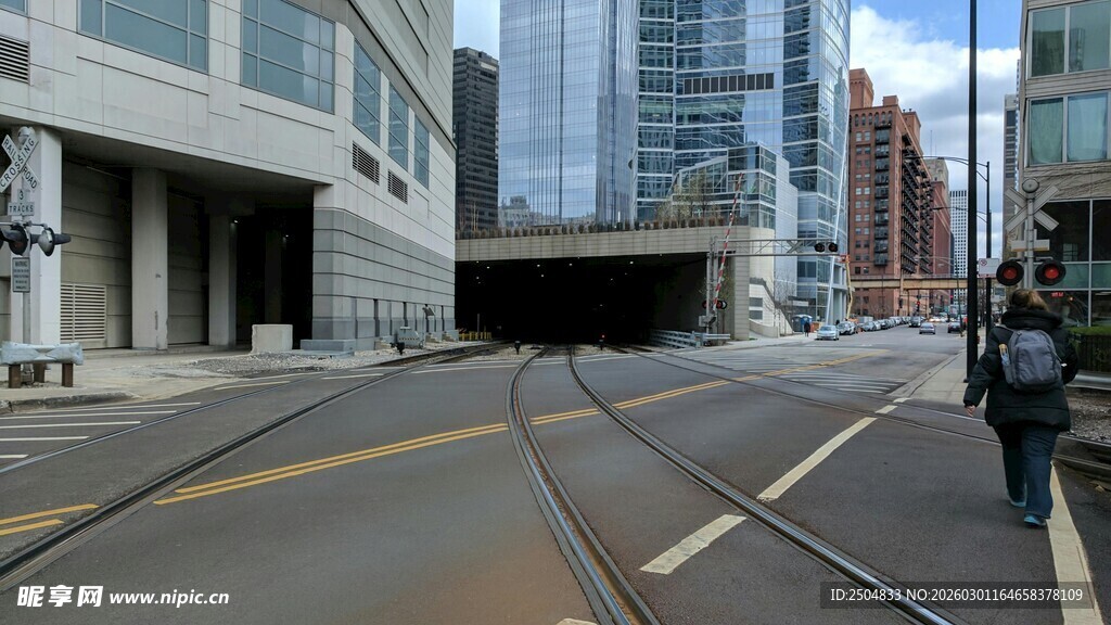 城市街道中的有轨电车轨道