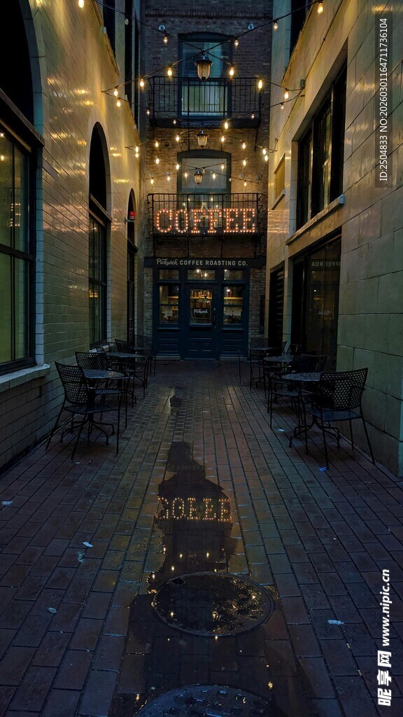 夜晚静谧的欧式街道小巷