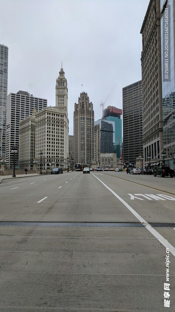 城市空旷街道与高楼景观