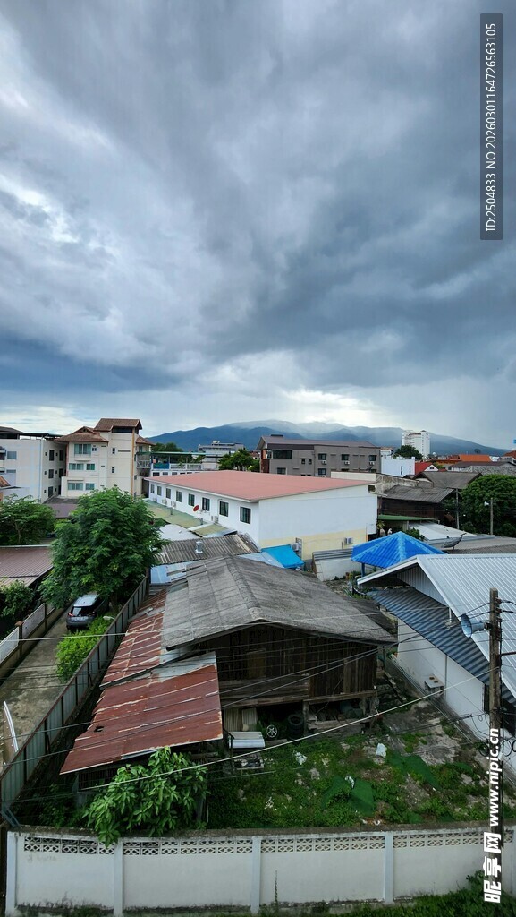 阴天视角下的城镇屋顶景观