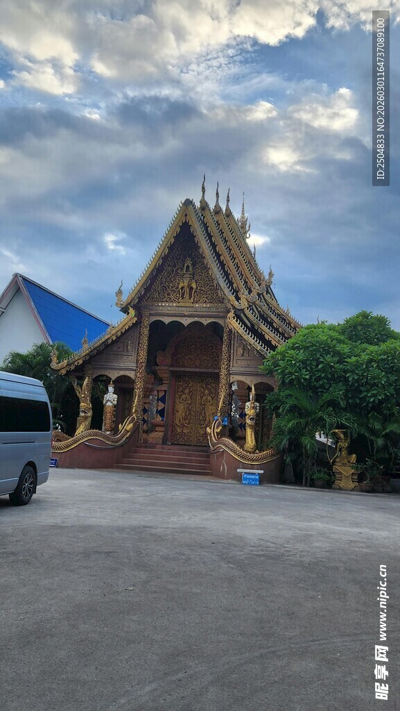 东南亚风格建筑前的车辆