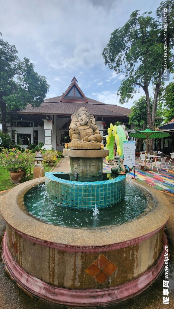 庭院中的精美喷泉景观