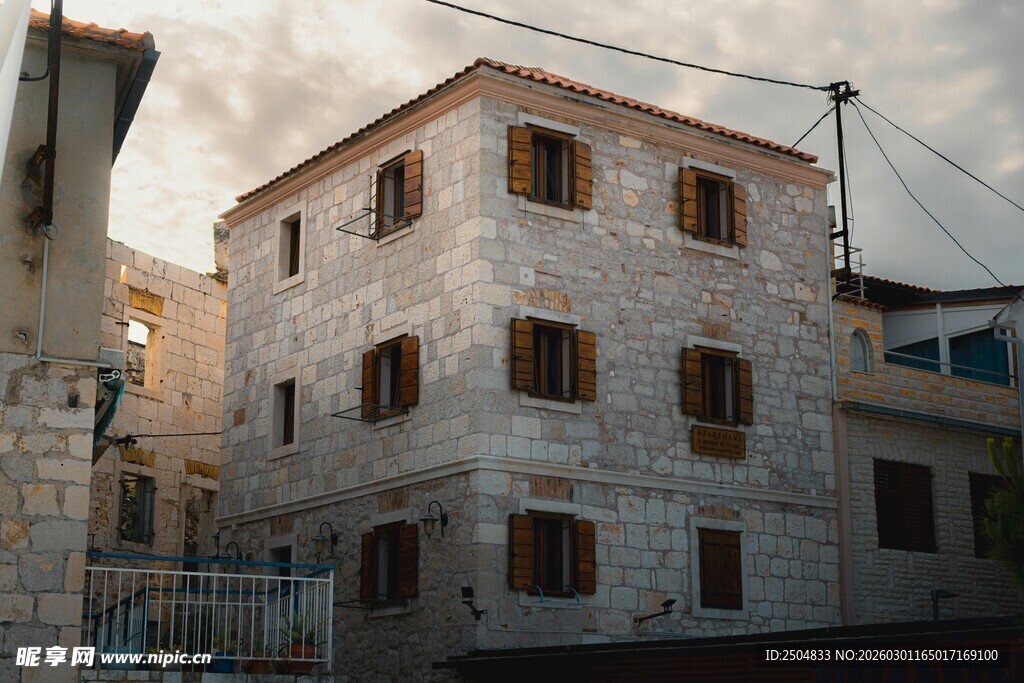 古朴石砌多层建筑外观