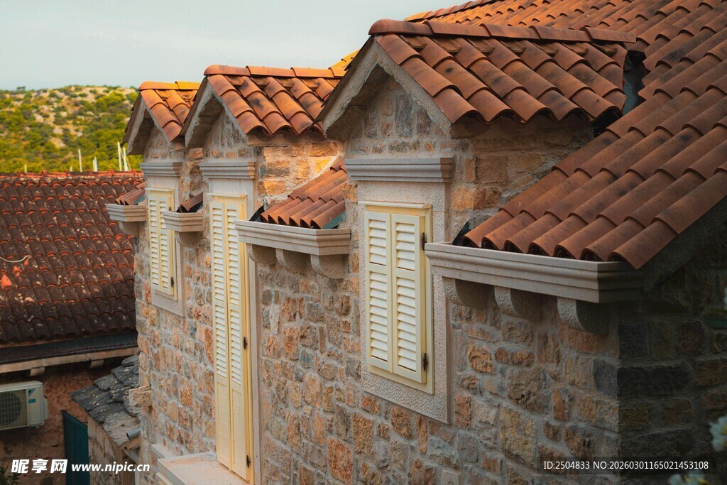 古朴屋顶与石砌建筑