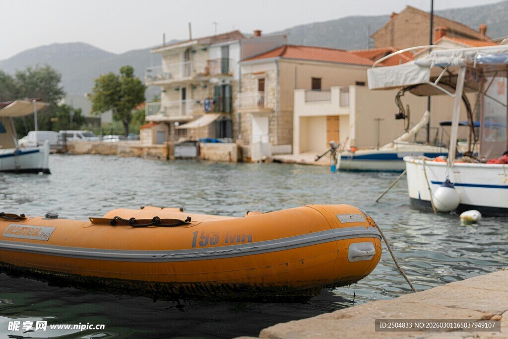 港口停泊的充气小船