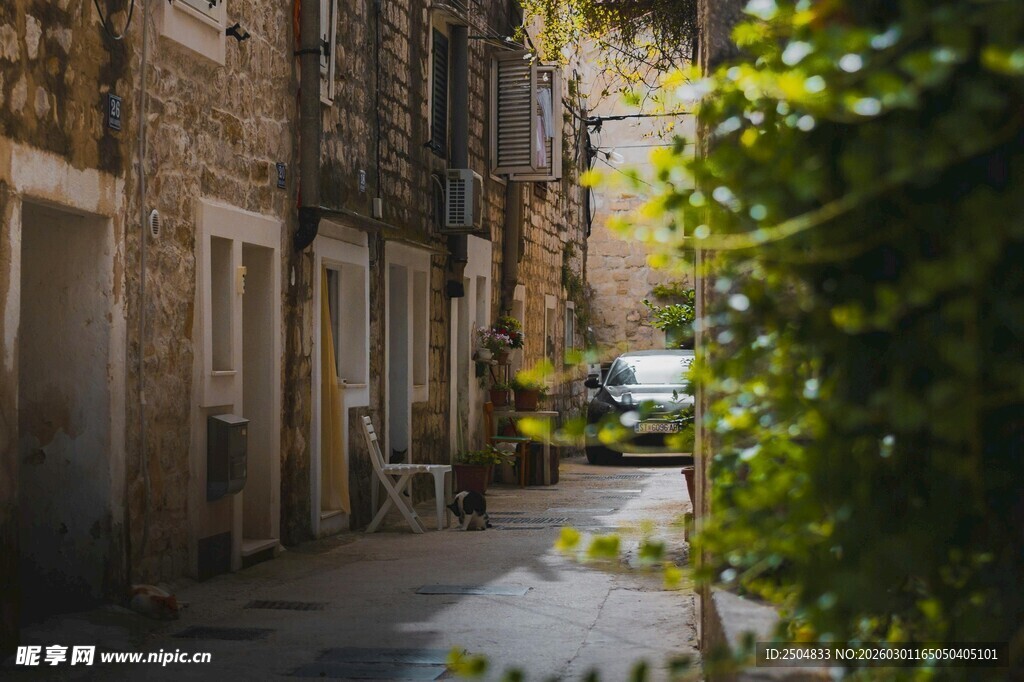 古老小巷的静谧景致