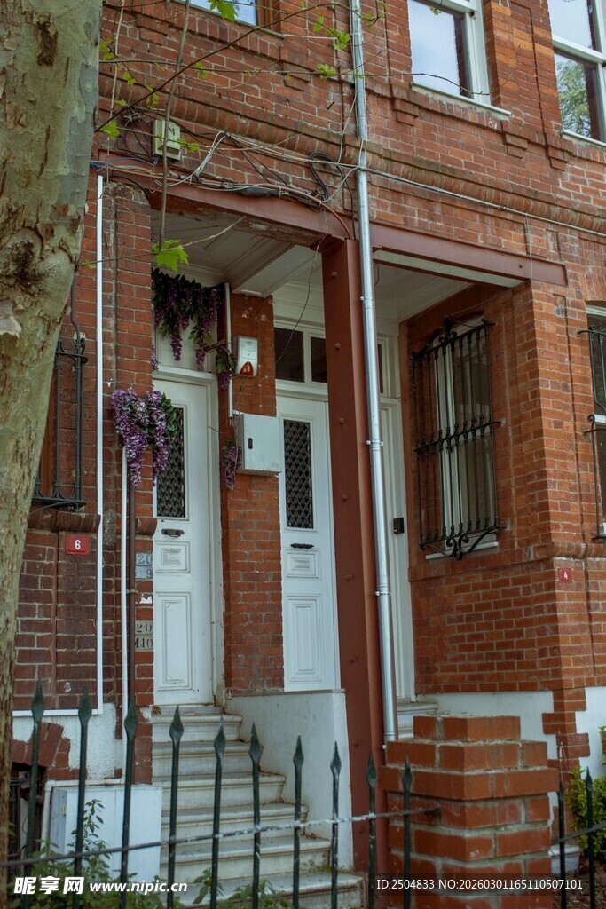 红砖建筑的温馨住宅入口