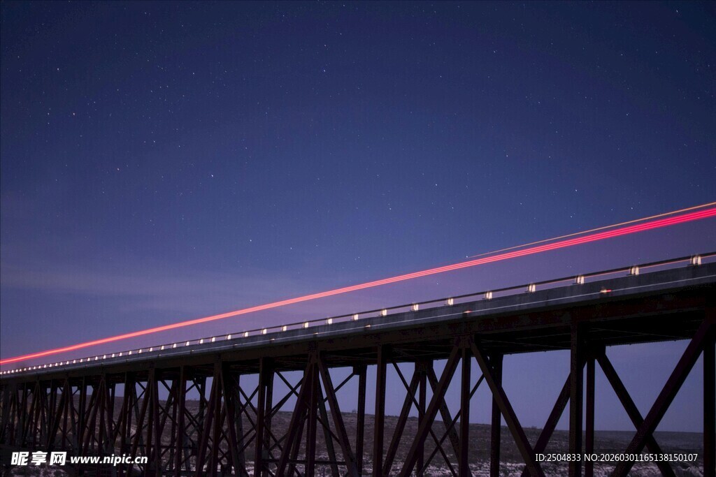 桥上列车灯光轨迹夜景
