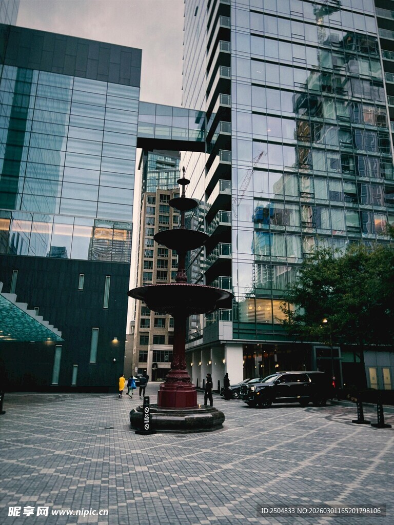 城市广场中的复古钟