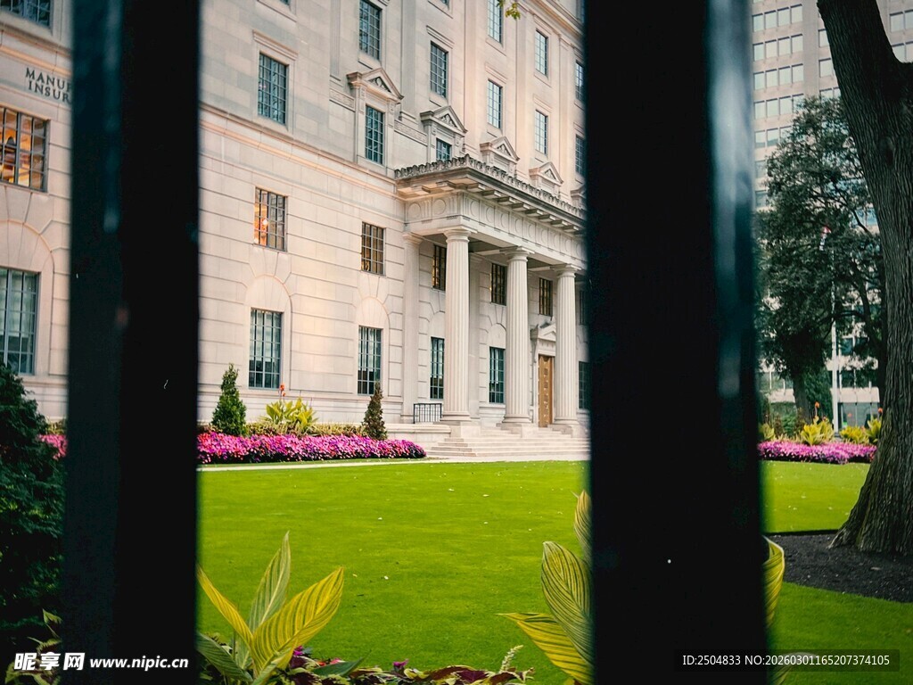 欧式庭院中的宏伟建筑