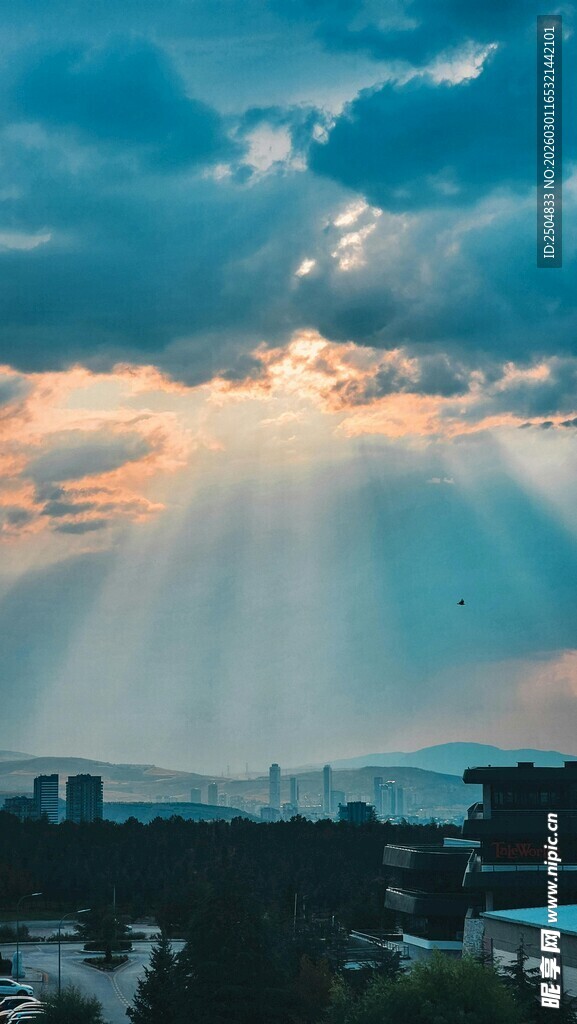 日出时分城市上空的霞光