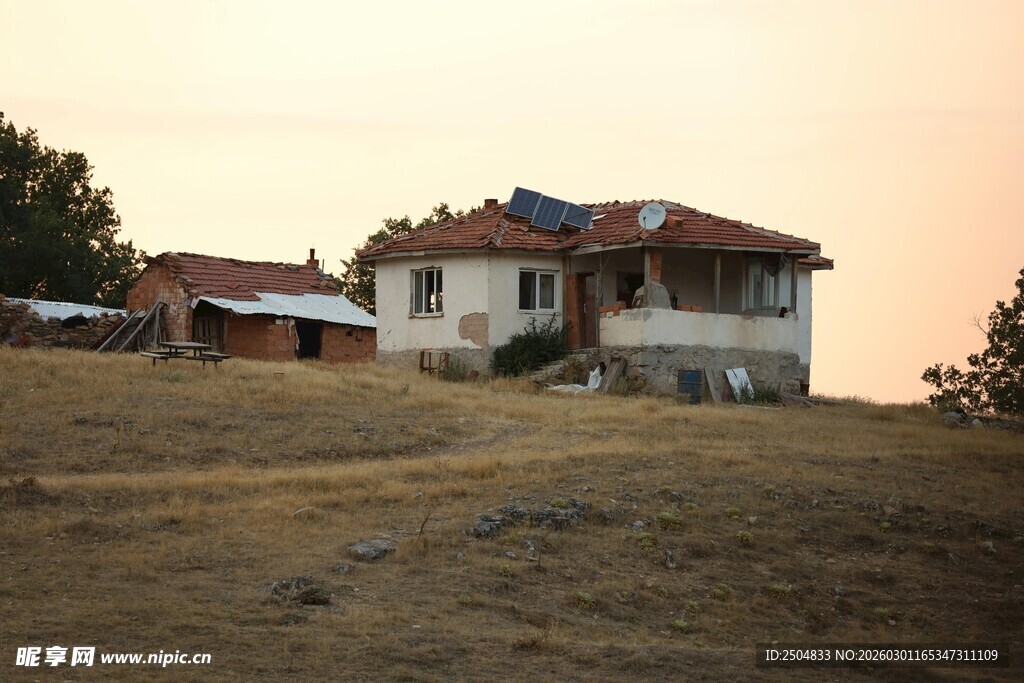 黄昏下的乡村住宅