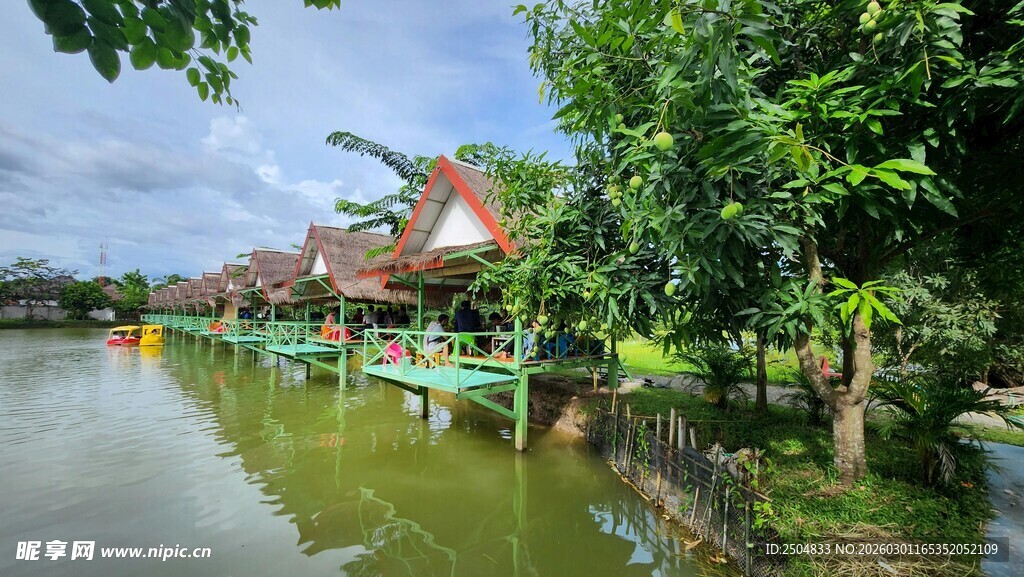河畔绿荫下的特色水上建筑