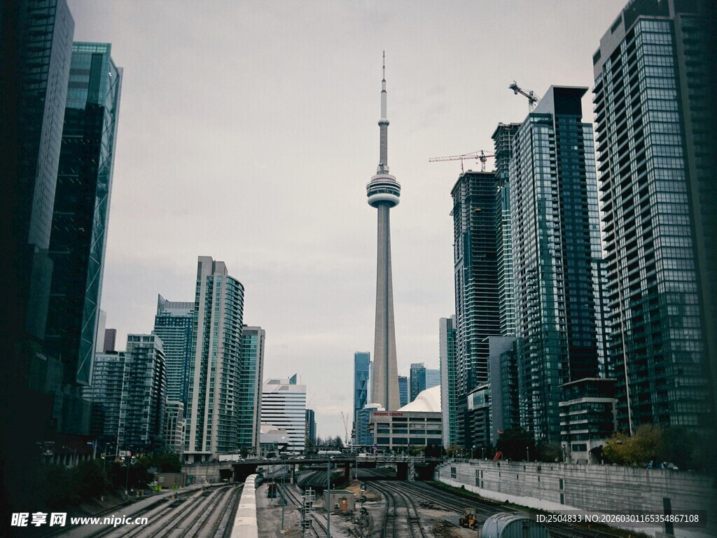 城市铁轨旁的摩天大楼景观