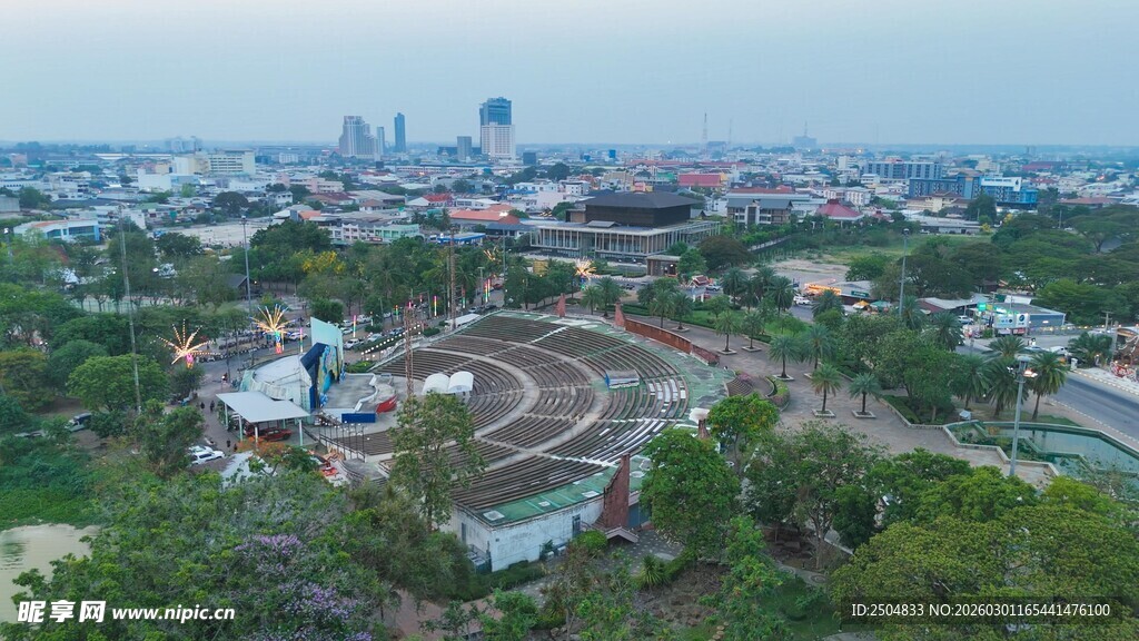 城市中的环形建筑景观