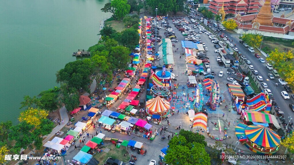 热闹河畔集市景象
