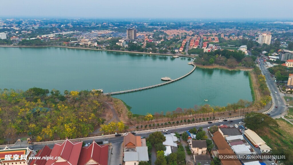 城市河畔鸟瞰美景