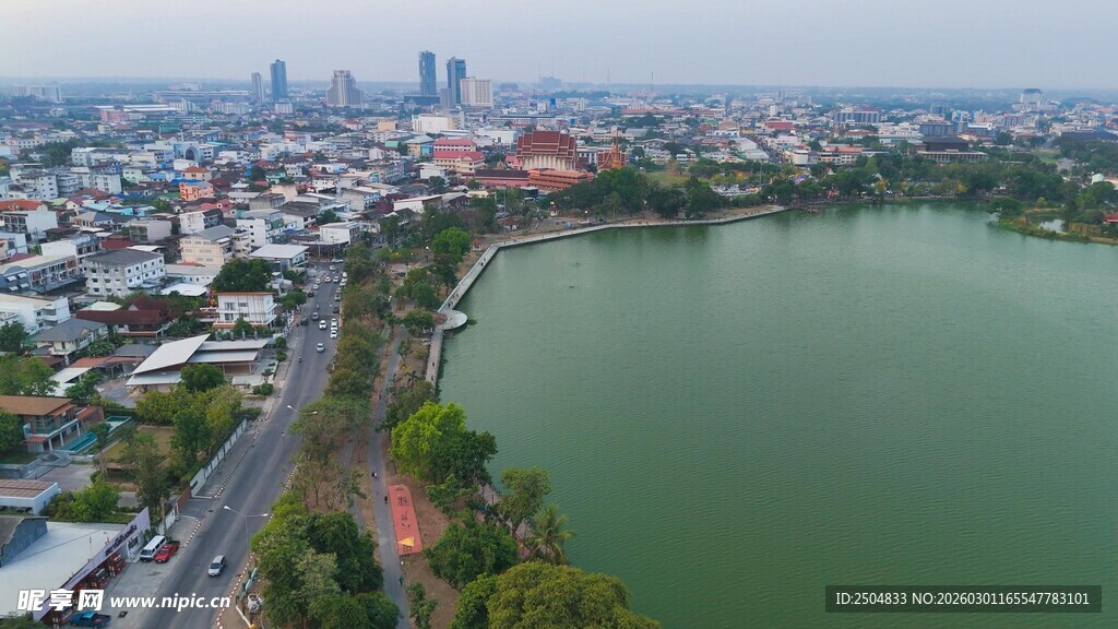 城市湖畔风光俯瞰图