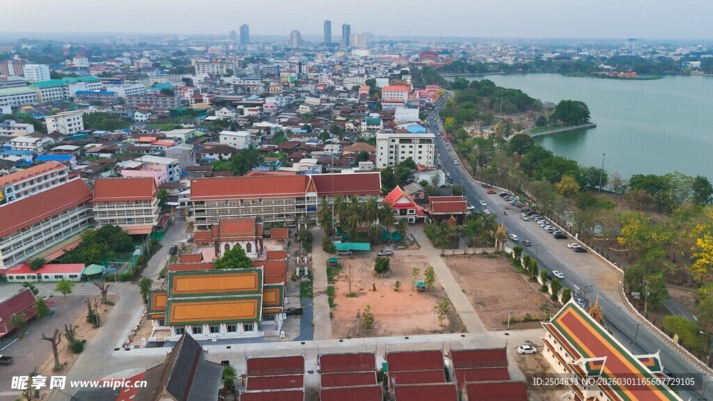 俯瞰城市与河畔建筑景观