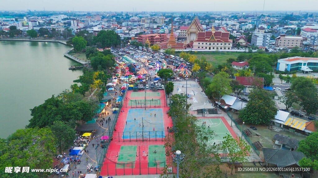 城市河畔的红色步道景观