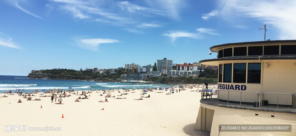 海滨沙滩旁的建筑景观