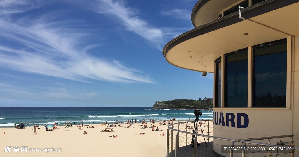 海边瞭望塔下的美丽海滩