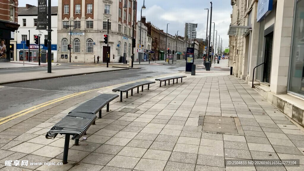 城市街道边的长椅景观