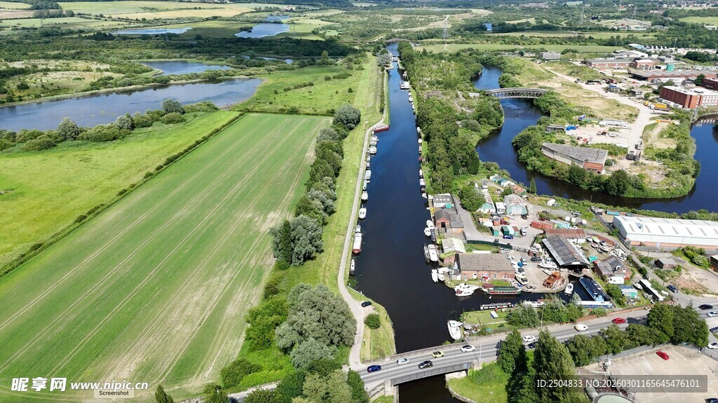 乡村河流旁的田园风光