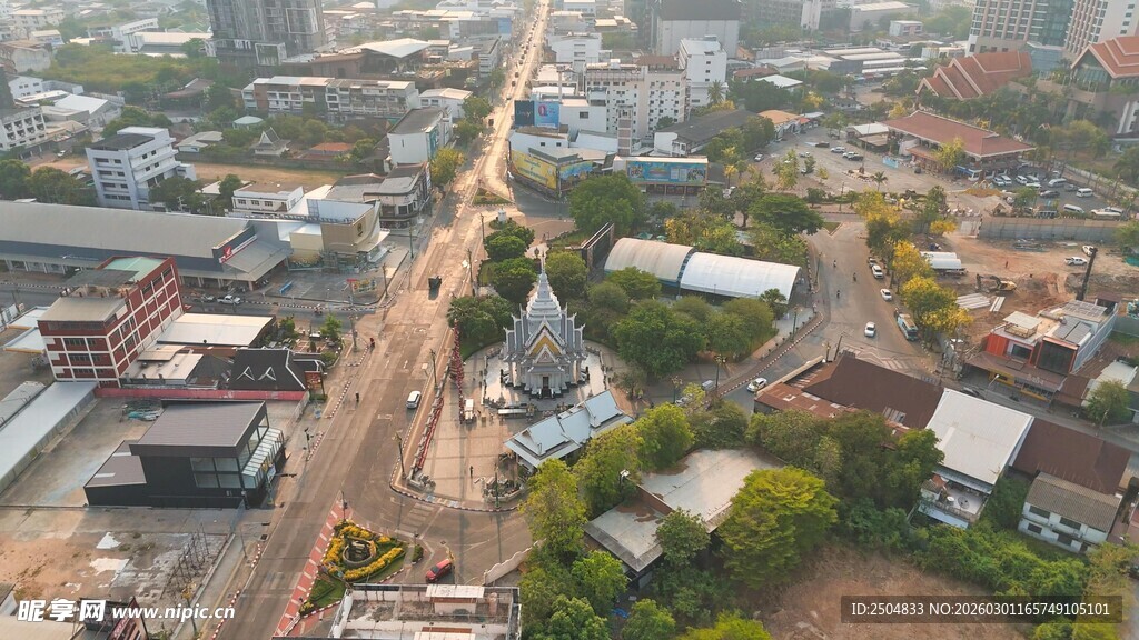 俯瞰城市街道与 居