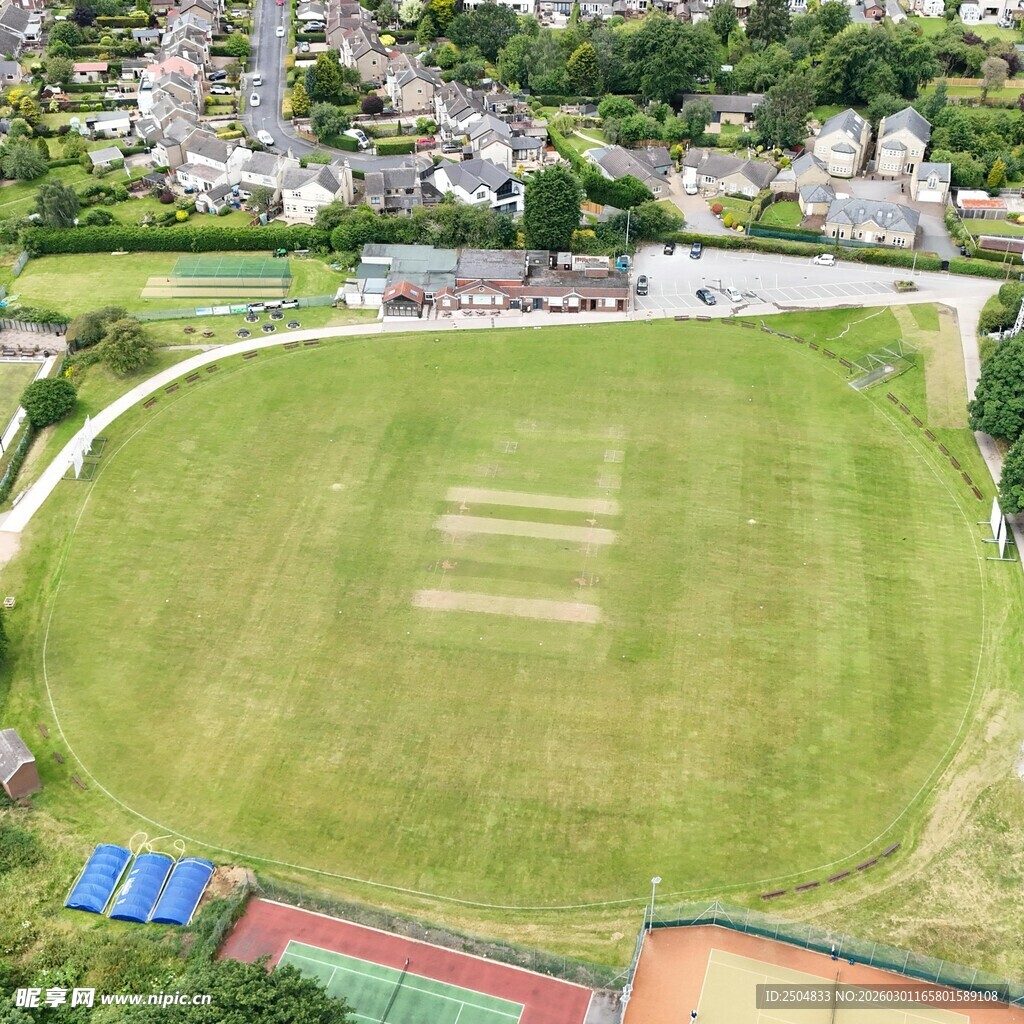 俯瞰绿意盎然的户外运动场