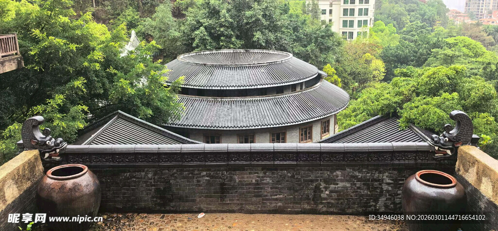 古雅中式建筑隐于绿意中