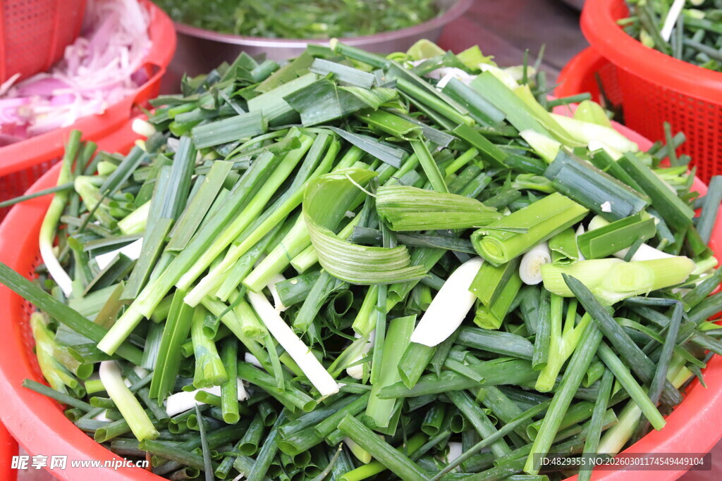 新鲜翠绿的切段韭菜