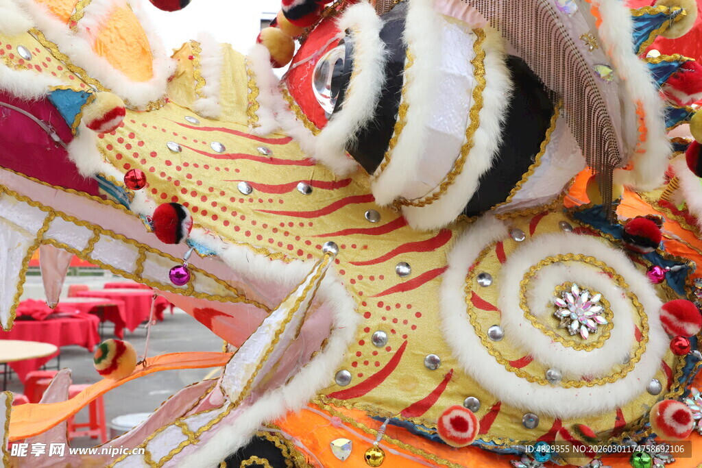 传统舞狮头装饰细节展示