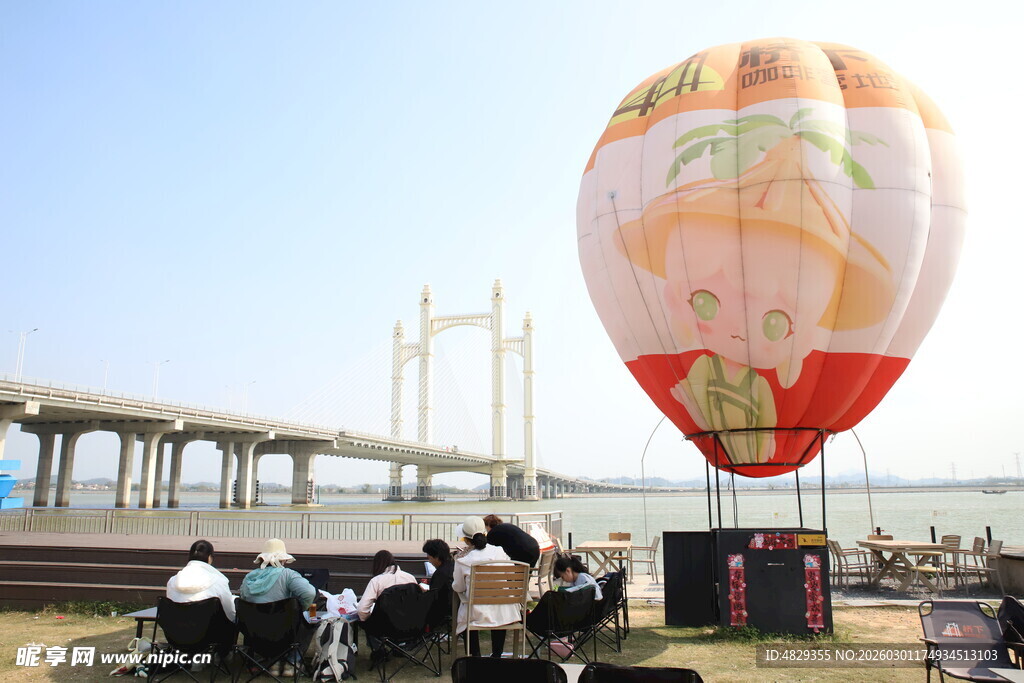 户外桥上的热气球观赏场景