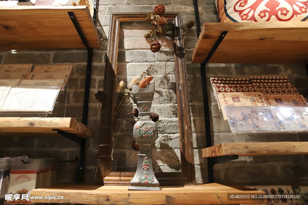 复古摆件陈列于木质货架