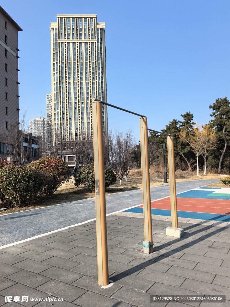 户外公园的健身木架设施