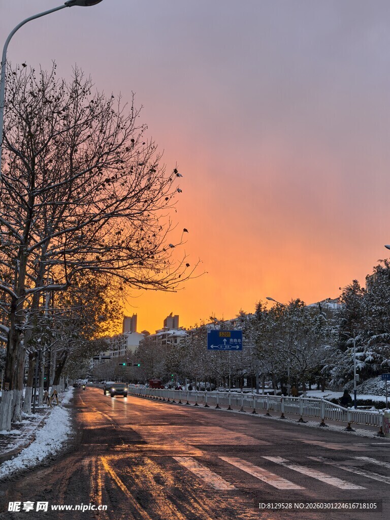 冬日黄昏下的雪后城市街道