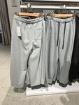 灰色休闲裤挂于架上