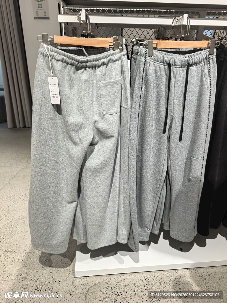 灰色休闲裤挂于架上