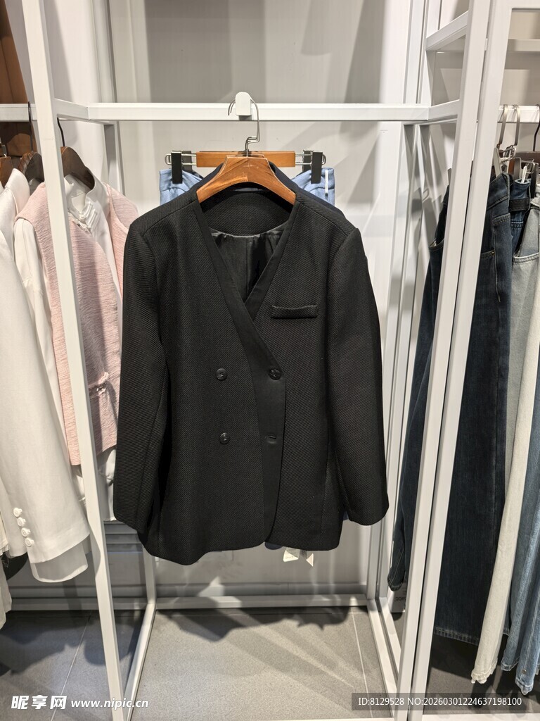 黑色西装挂于衣架展示