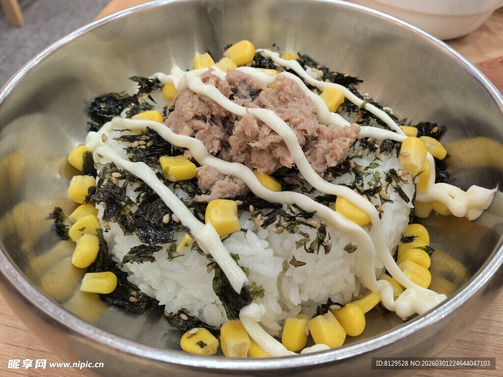 美味营养的蔬菜玉米拌饭