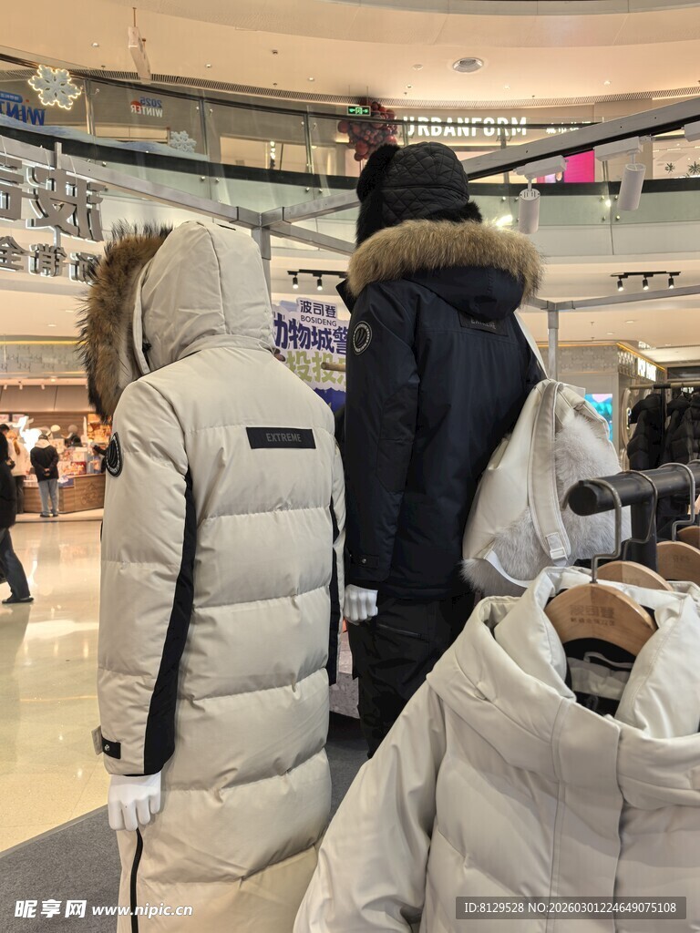商场内选购羽绒服的顾客