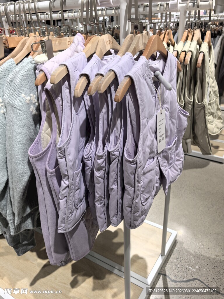 时尚服装店的多样服饰陈列